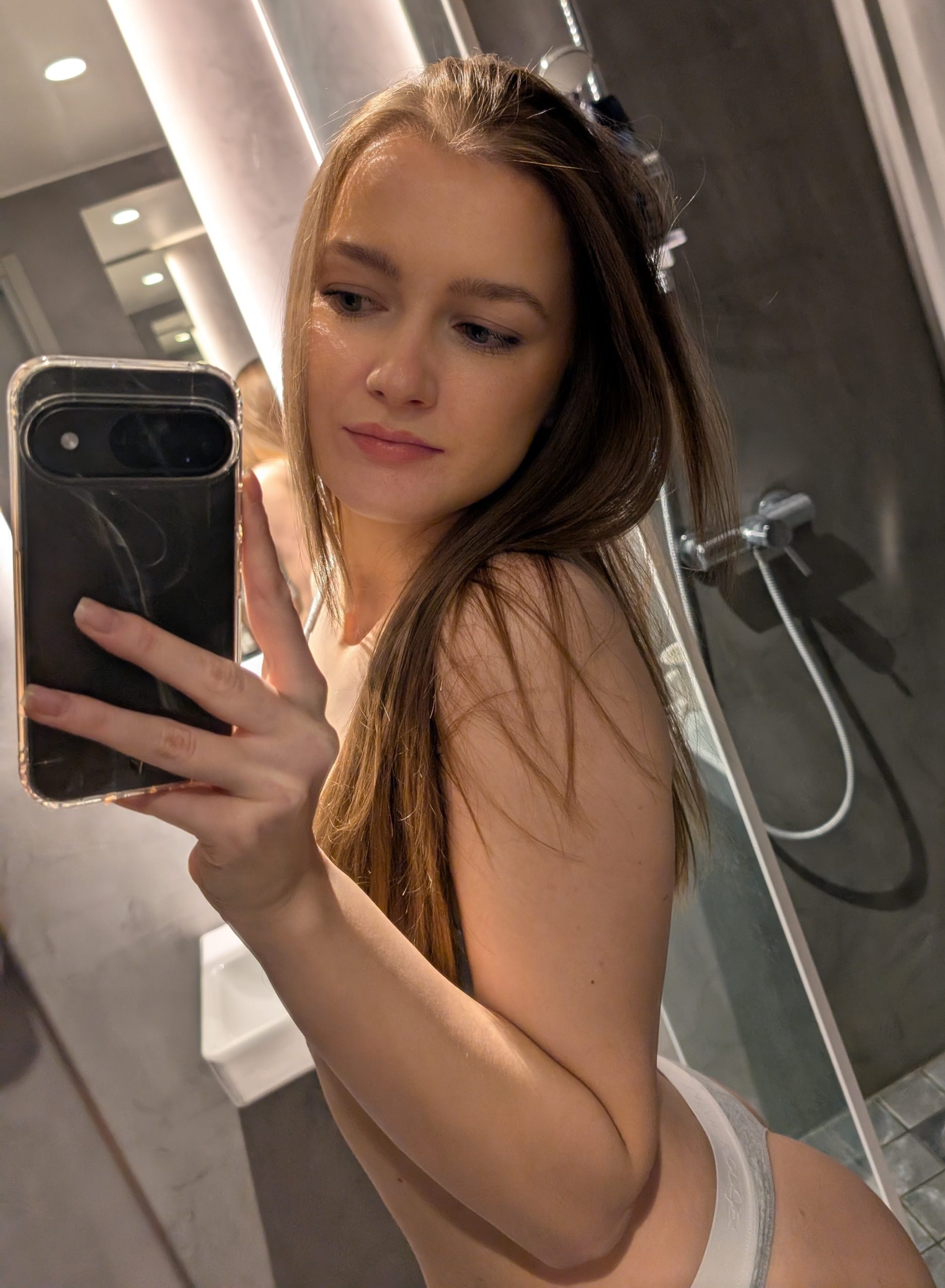 Alina créatrice OnlyFans française gratuite 19 ans fitness lifestyle